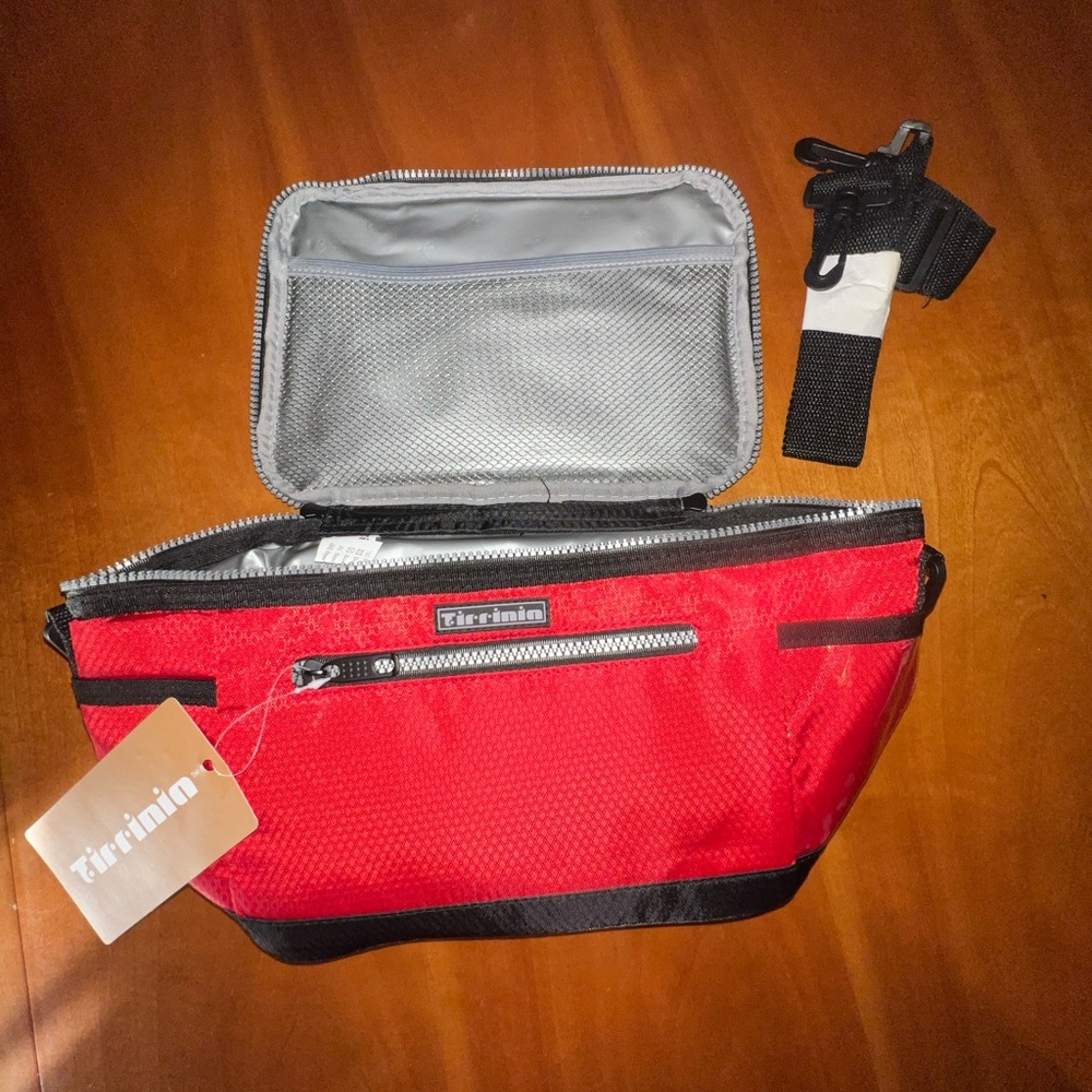 Red lunch bag Tirrinin brand
